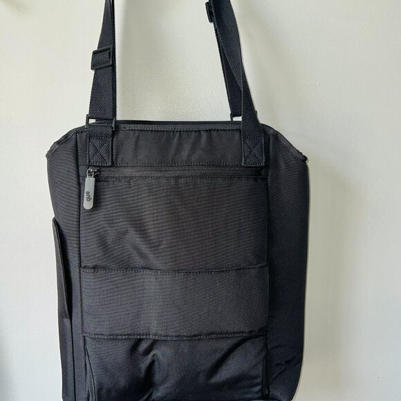 Que The Everyday Totepack NWT